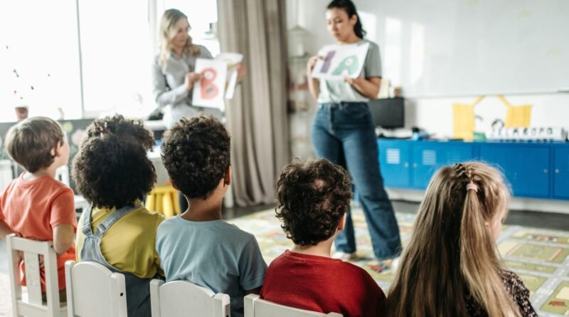 El Desafío de la Co-Enseñanza en Chile: La Brecha entre el Modelo y la Práctica en las Aulas