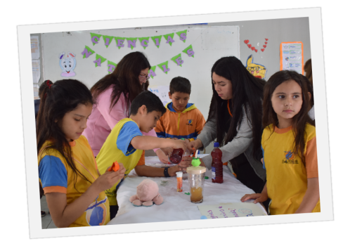 Profesoras guiando actividad científica de estudiantes