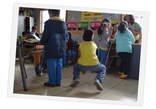 Niño saltando como rana en actividad